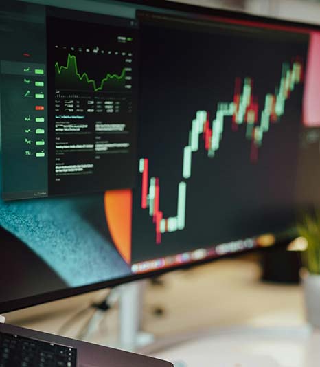 På fotoet visas en datorskärm som visar ett handelsdiagram och finansiella data. Maximalt av ChatGPT.