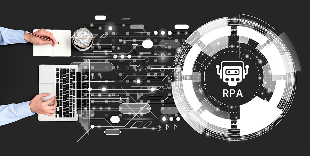 På första bilden visas en person som arbetar med en bärbar dator och en digital RPA (Robotic Process Automation) plattform, vilket demonstrerar hur företag kan implementera AI för att effektivisera arbetsprocesser.
