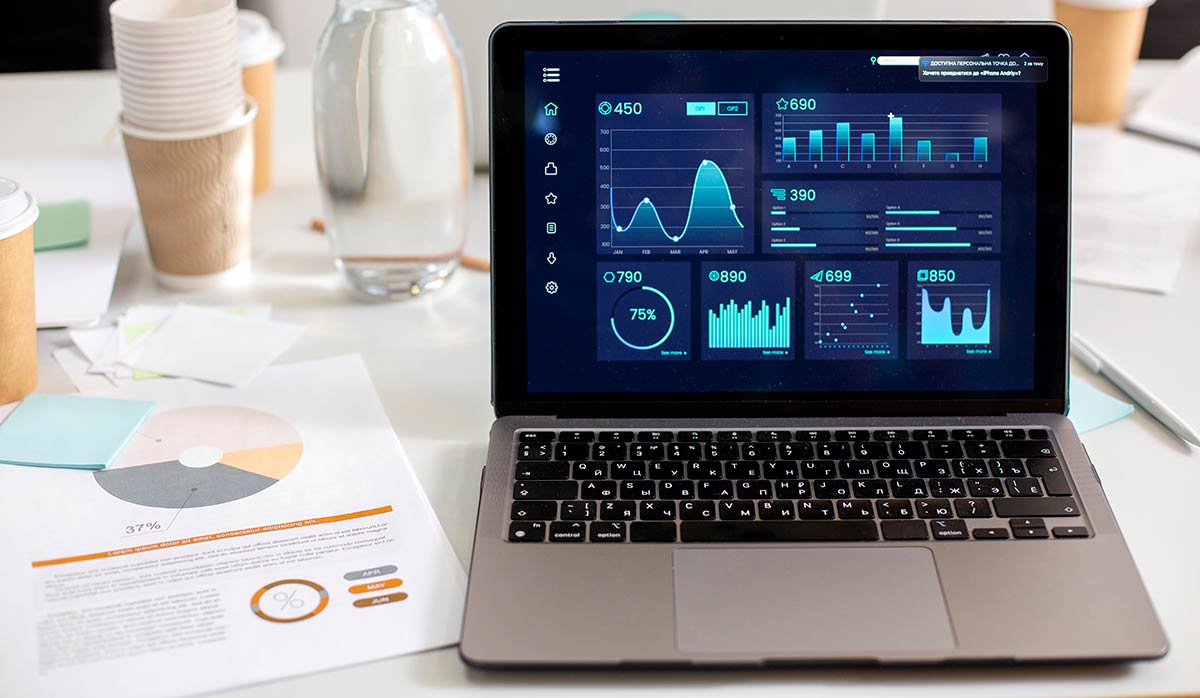 På bilden visas en modern och digitaliserad rapporteringsprocess där interaktiva dashboards och grafer synkroniseras i realtid för att effektivisera affärsanalys och rapportering.