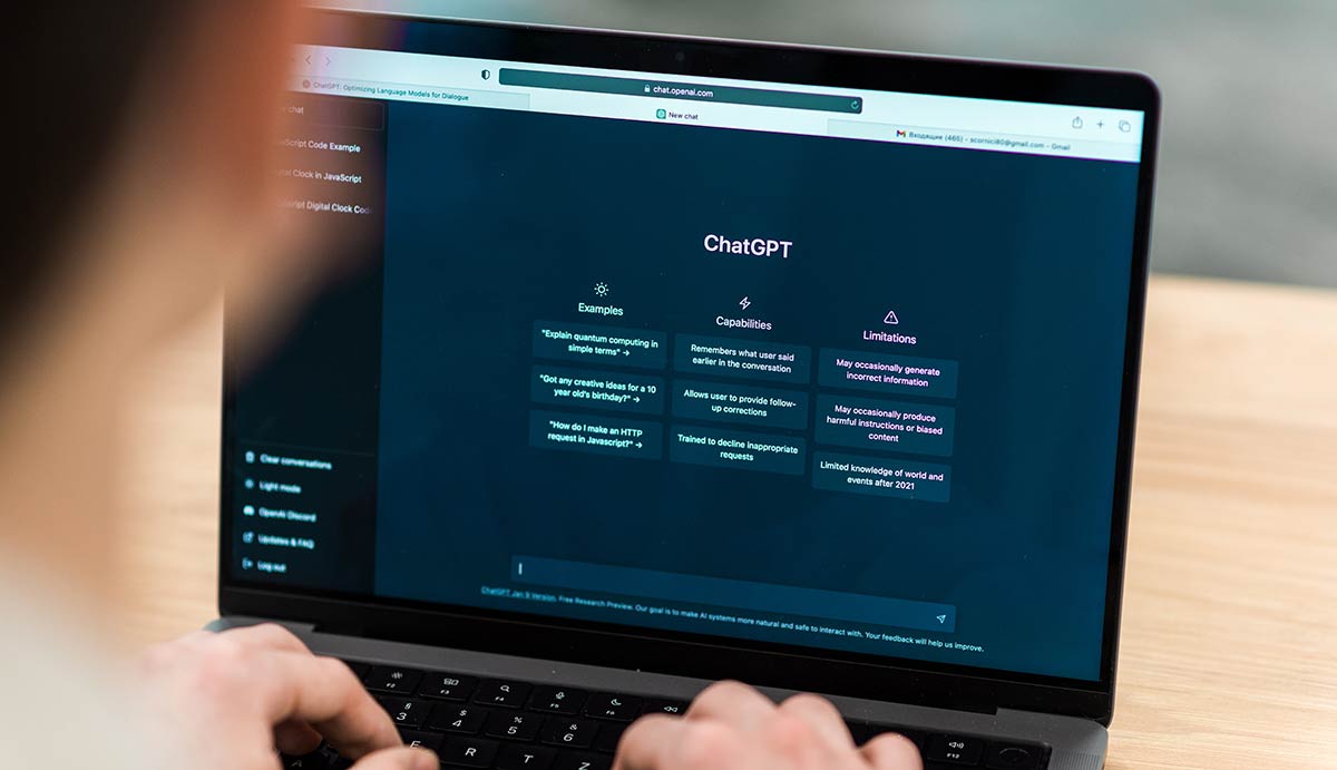 På bilden visas en laptopskärm med öppet gränssnitt för ChatGPT, som visar användningen av AI för kommunikation och informationsinsamling.