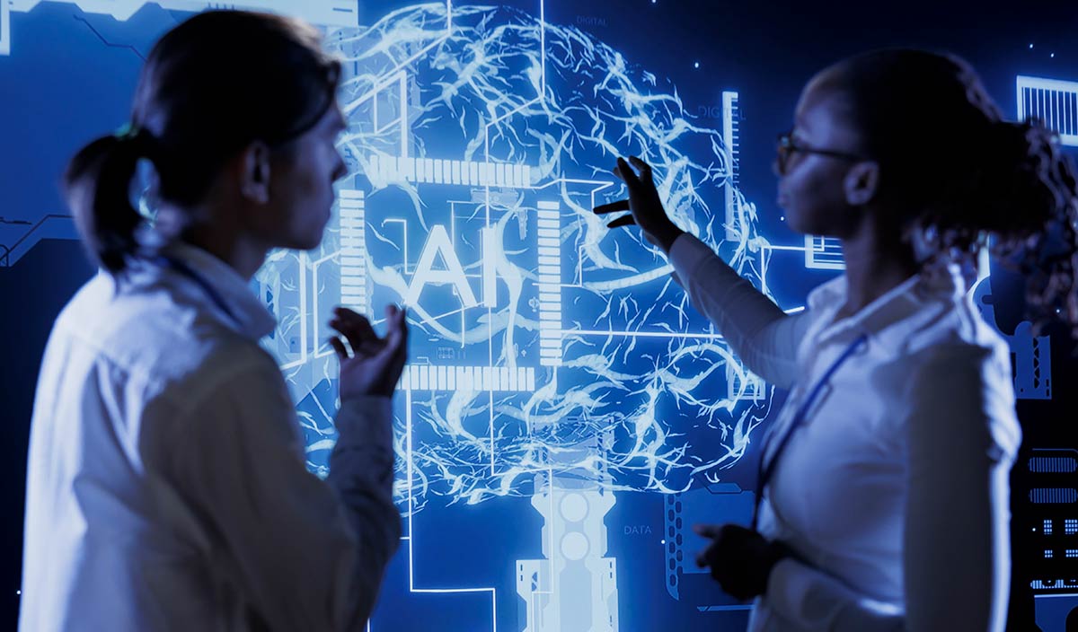 bilden visas två personer som diskuterar komplexa datavisualiseringar, vilket illustrerar etiska överväganden vid analys och användning av AI i projektledning.
