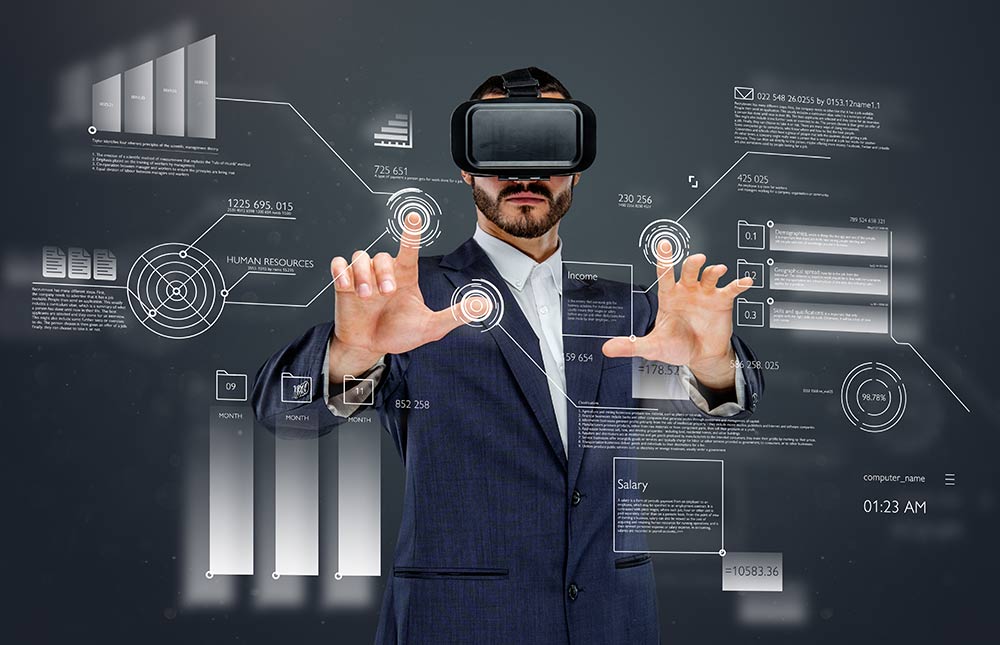 Man i kostym använder virtuell verklighet för att visualisera finansiell data, framhäver Framtidens projektledning och tekniska möjligheter inom projektstyrning