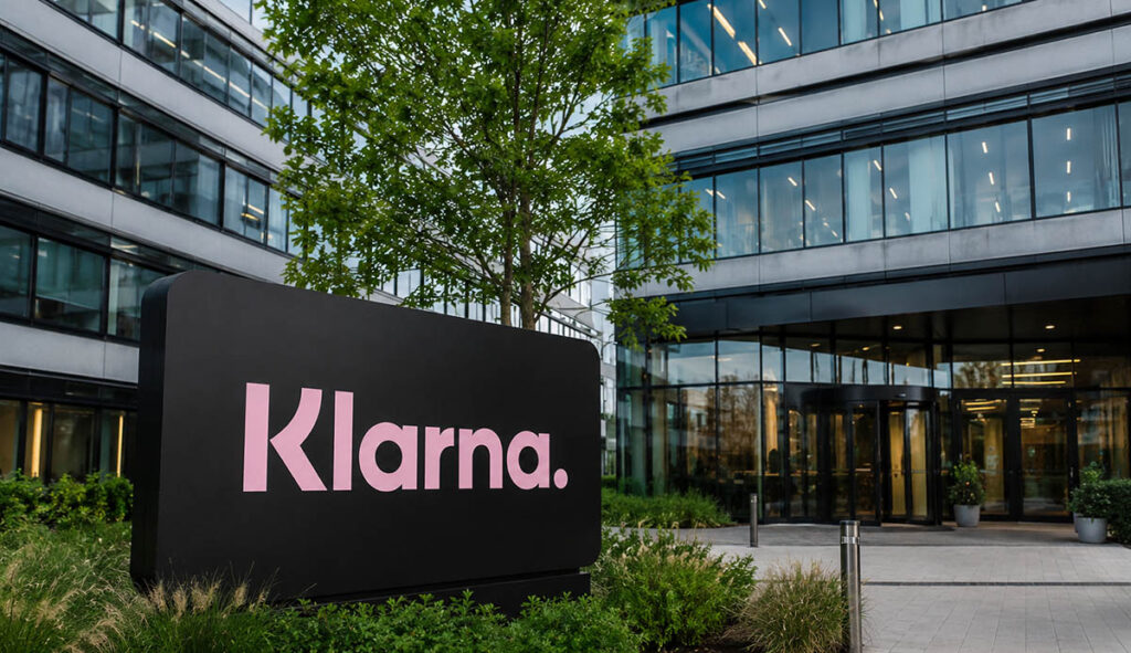 Klarnas logotyp på ett kontorskomplex – fintech-bolaget redovisade i maj 2025 hur AI-strategin minskat personal med 40 procent och ökat produktivitet markant