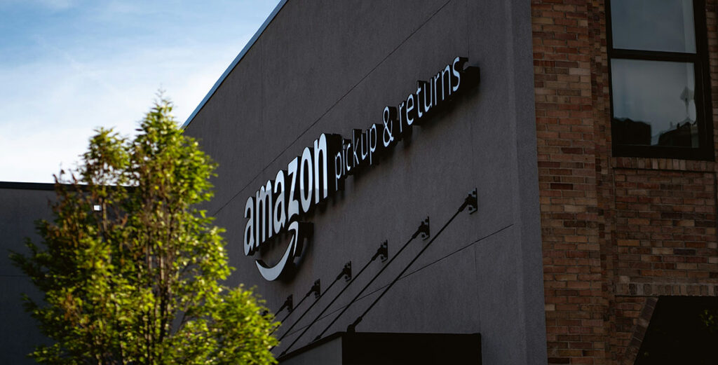 Amazons skylt på en byggnad – illustrerar hur Amazons AI-expansion och datacenterutbyggnad utmanar bolagets klimatlöfte om netto-noll utsläpp till 2040