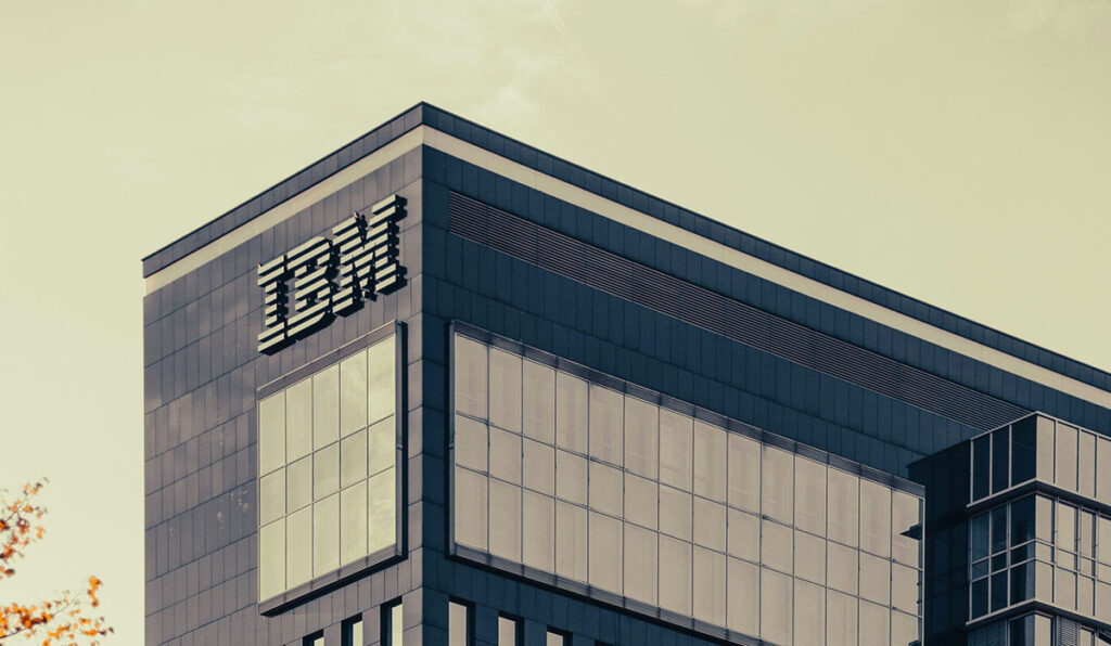 IBM:s kontorsbyggnad med logotypen på fasaden – illustrerar IBM-VD Arvind Krishnas kritiska analys av AI-datacenterinvesteringarnas lönsamhet publicerad december 2025