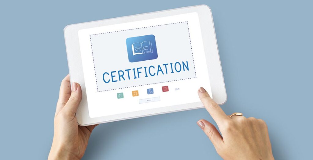 Person håller en surfplatta med texten Certification – illustrerar PMI-CPMAI-certifieringen för projektledare inom AI-projektledning