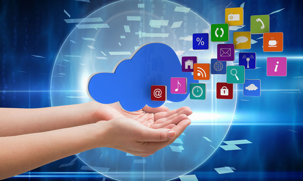 Händer som håller ett moln med appikoner – illustrerar de nya funktionerna i Microsoft 365 Copilot release notes oktober 2025 inklusive Project Manager Agent och Teams-integration
