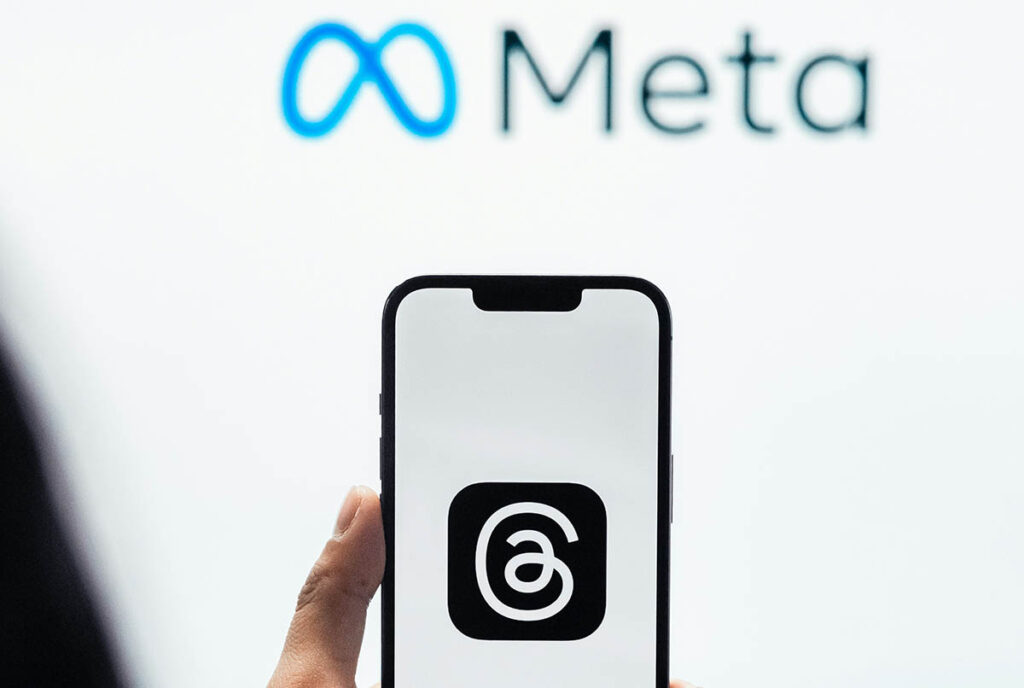 Smartphone med sociala medier-appar – illustrerar hur Meta AI-chattboten på Facebook, Instagram och WhatsApp börjar använda konversationer för riktad annonsering från december 2025