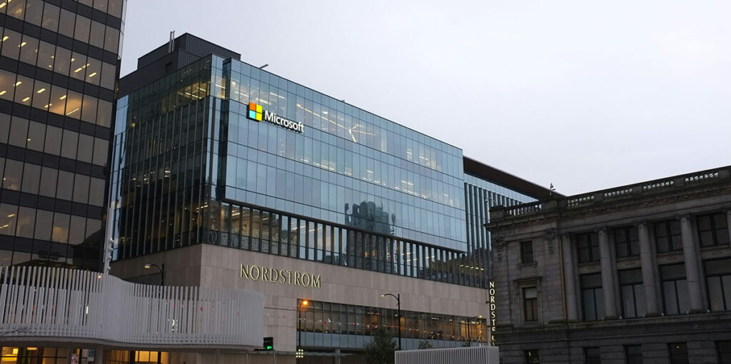 Microsofts kontorsbyggnad med logotypen på fasaden – illustrerar nyheten om att Microsoft sänkt försäljningsmål för Copilot och agentiva AI-produkter efter trög enterprise-adoption