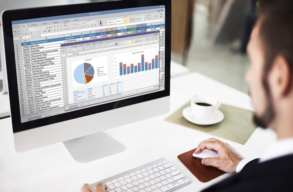 Projektledare analyserar data i Microsoft Excel med diagram och tabeller – illustrerar hur Copilot i Excel kan extrahera textinsikter från stora datamängder