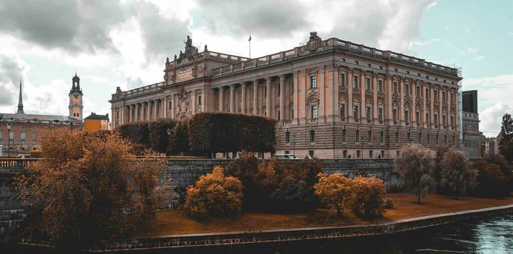 Sveriges riksdagshus i Stockholm – symbol för den svenska regeringens AI-strategi och Digitaliseringsstrategi 2025–2030 presenterad av civilminister Erik Slottner