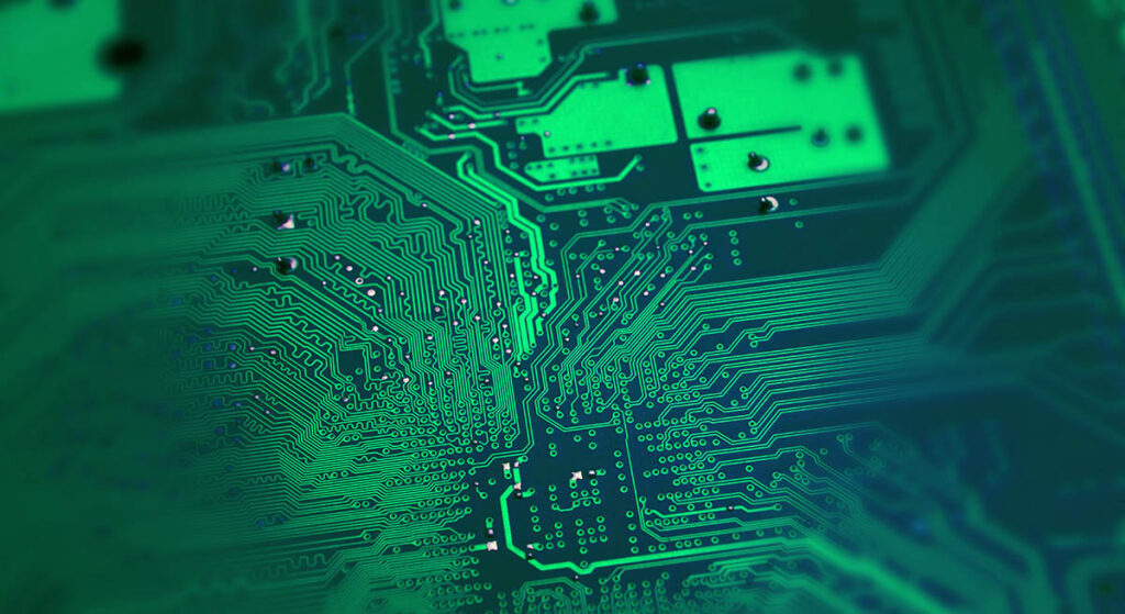Närbild av ett grönt kretskort med ledningsbanor – symboliserar AI-chips och halvledarteknologi i geopolitisk konflikt mellan USA och Kina